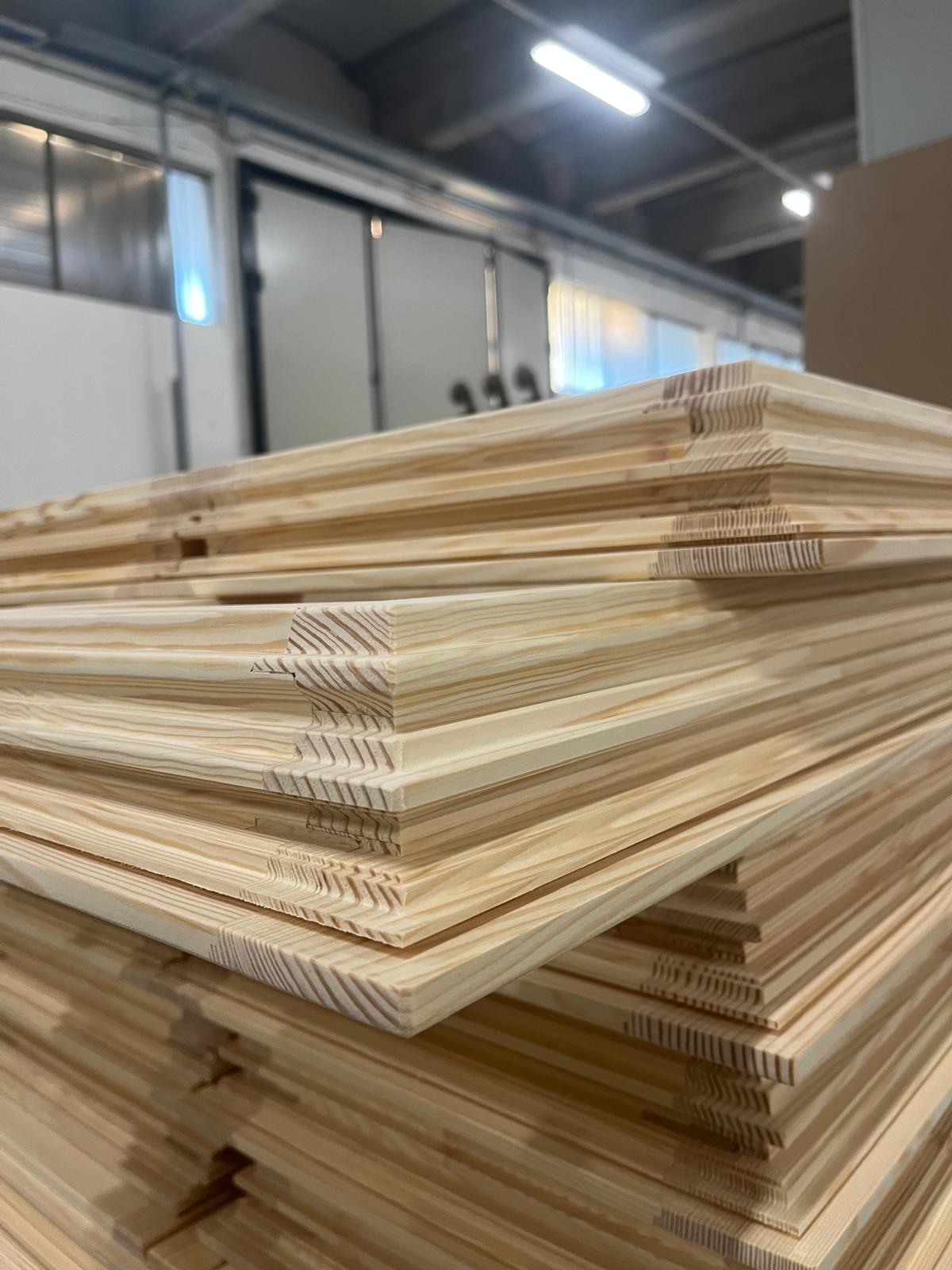 Tavole di legno massello pronte per la lavorazione