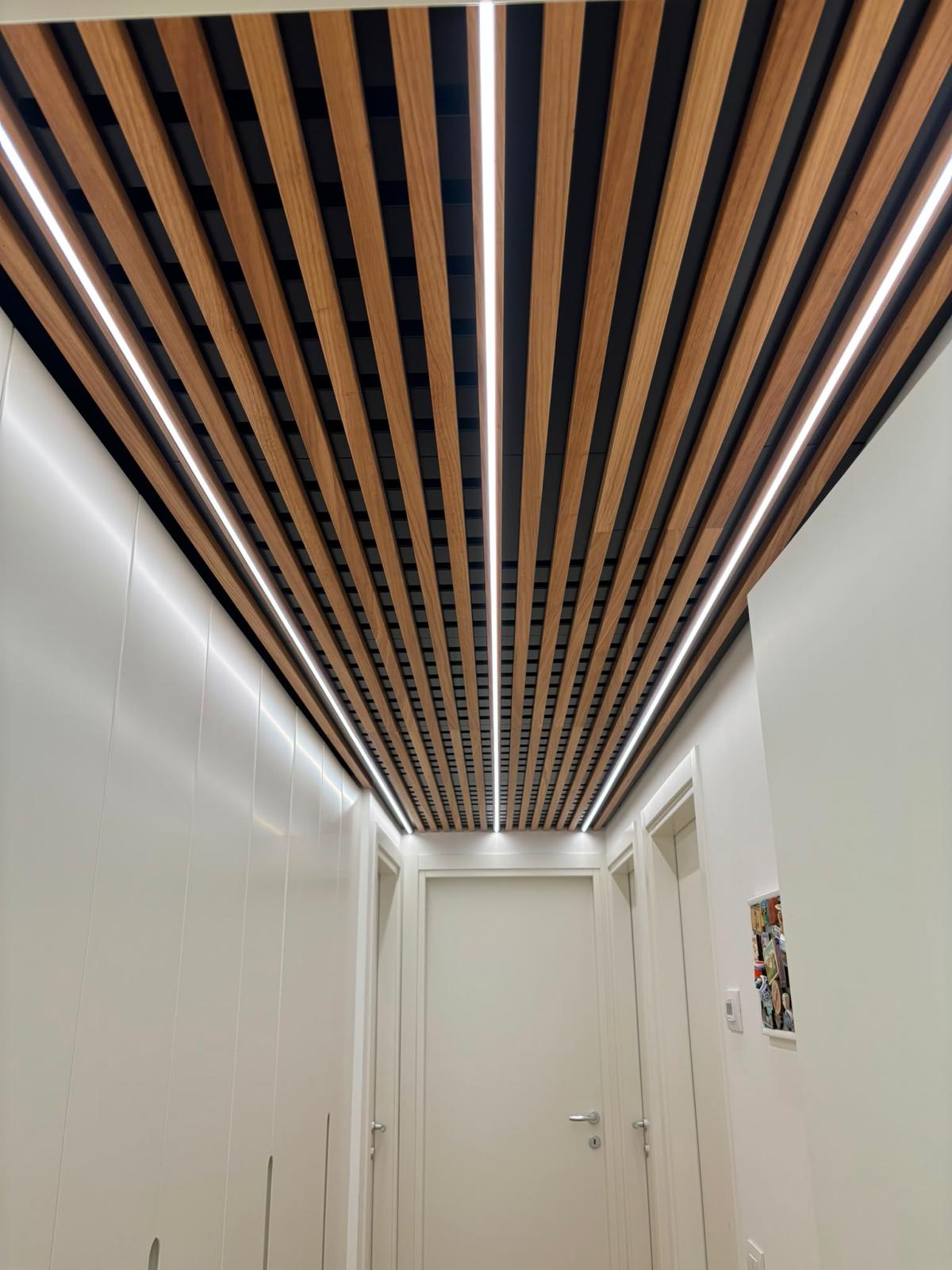 Boiserie a soffitto con doghe in legno e luci LED integrate, realizzata su misura - Farm Legno