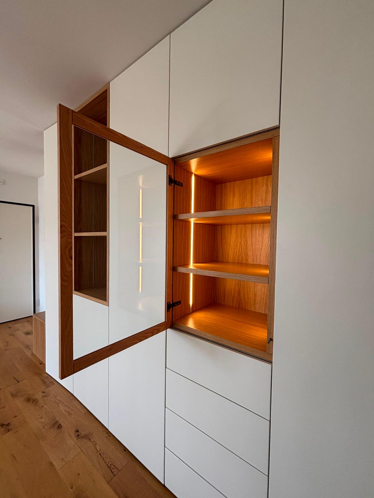 Mobile soggiorno su misura con vetrina in legno illuminata a LED - Farm Legno
